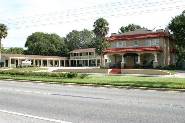 Fox Den Country Inn | 27 S Central Ave, Umatilla, FL 32784, USA | Phone: (352) 669-2151