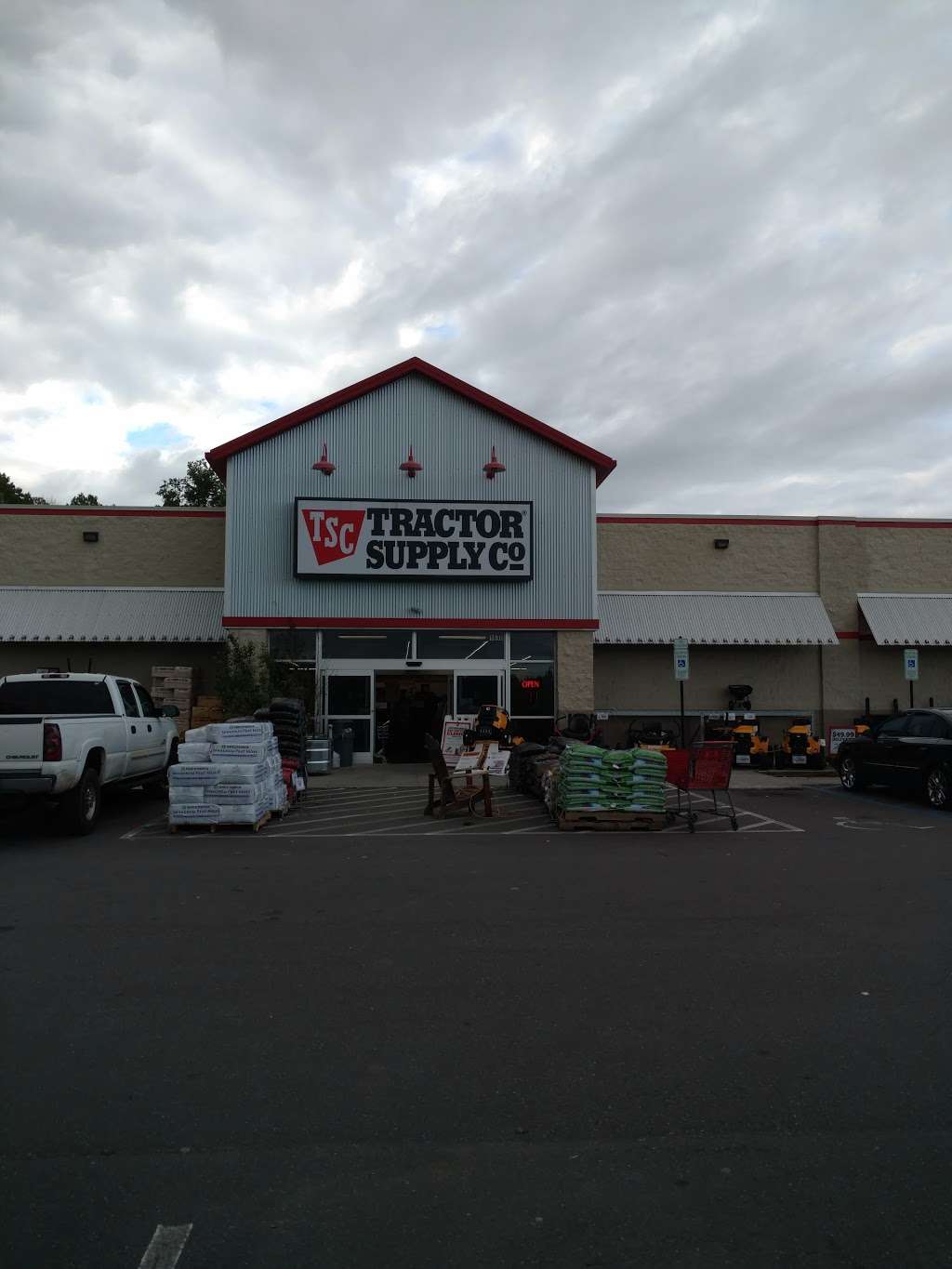 Tractor Supply Co. | 1630 Edgewood Rd, Bessemer City, NC 28016, USA | Phone: (704) 865-5589