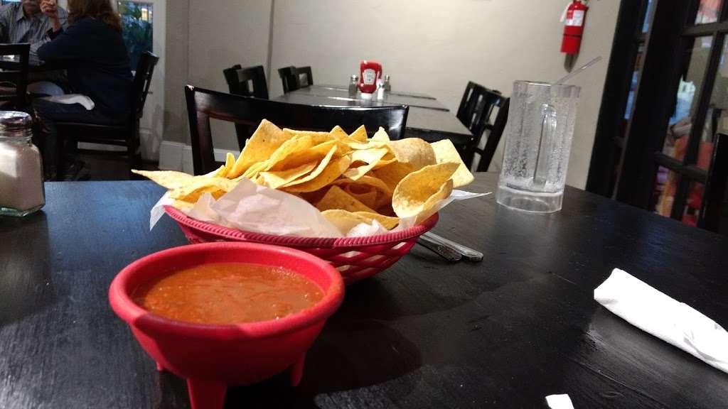 El Patio | 100 W Magnolia St, Angleton, TX 77515, USA | Phone: (979) 864-4400