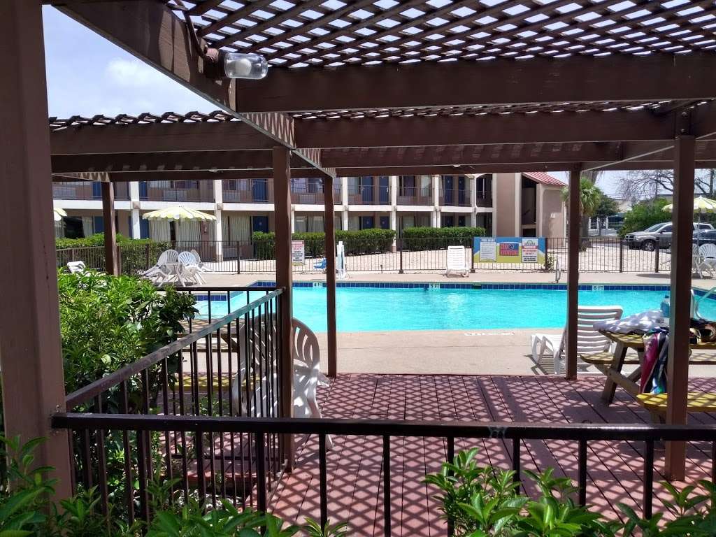 Days Inn By Wyndham San Antonio Splashtownatt Center - 