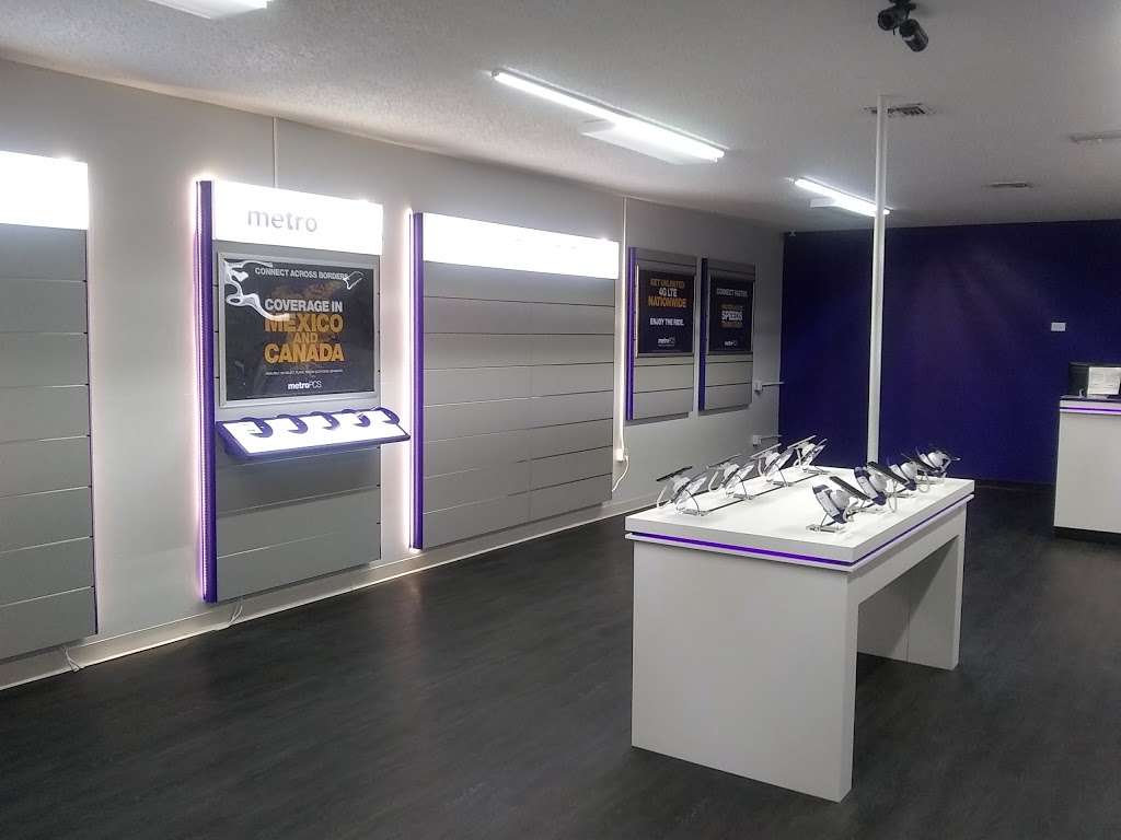 Metro by T-Mobile | 2742 Elkcam Blvd Ste 2, Deltona, FL 32738, USA | Phone: (386) 960-7666