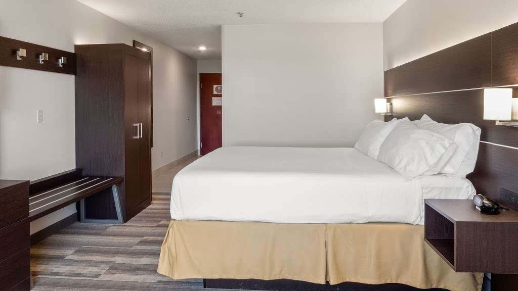 Holiday Inn Express & Suites Newton Sparta | 8 N Park Dr, Newton, NJ 07860, USA | Phone: (973) 940-8888