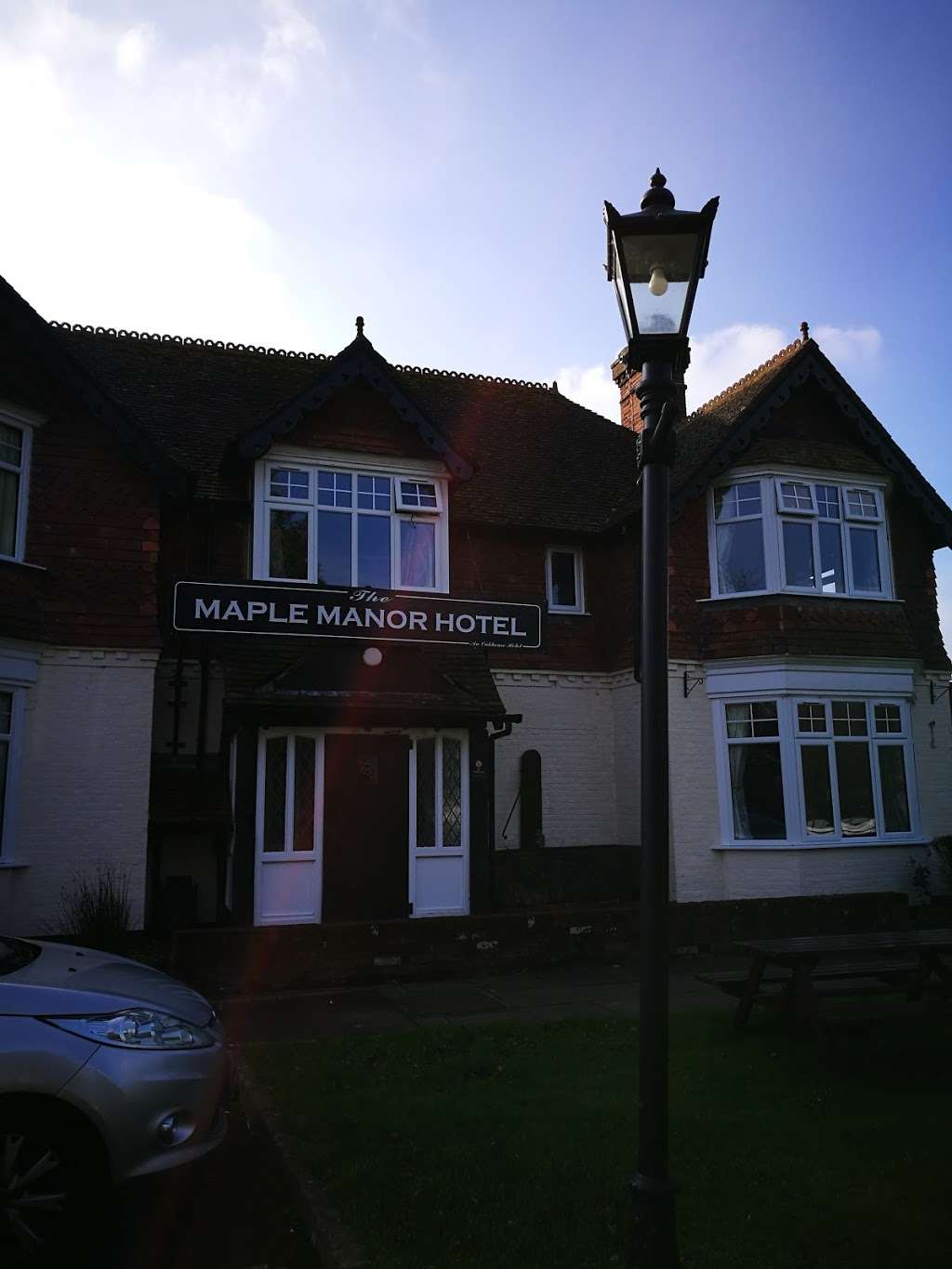 The Maple Manor Hotel | Charlwood Rd, Lowfield Heath, Crawley RH11 0QA, UK | Phone: 01293 223939
