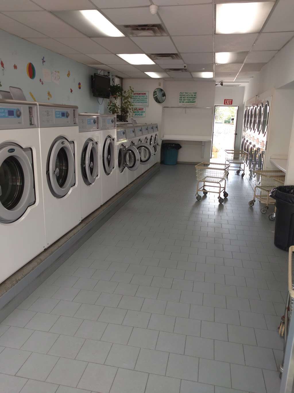 Laundromat Crocheron | 169-14 Crocheron Ave, Flushing, NY 11358, USA | Phone: (718) 762-5360