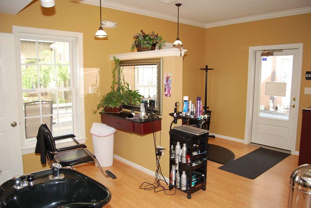 Stoudtburg Village Salon | 12 S Village Cir, Adamstown, PA 19501, USA | Phone: (717) 666-3071