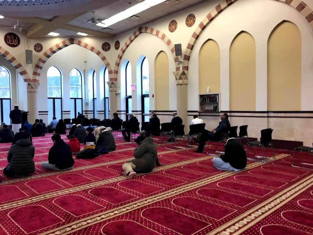 Masjid Darussalam | 21W525 North Ave, Lombard, IL 60148, USA | Phone: (630) 360-2373