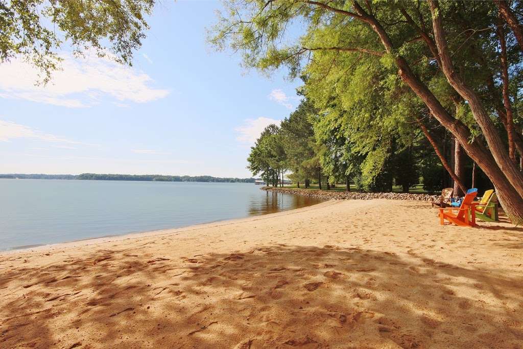 Lake Norman Breakaway Vacation Home | 643 Isle of Pines Rd, Mooresville, NC 28117, USA | Phone: (704) 924-0510