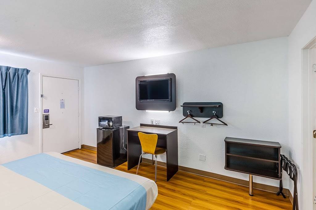 Motel 6 Fort Worth, TX - Convention Center | 913 E Northside Dr, Fort Worth, TX 76102, USA | Phone: (817) 332-9693