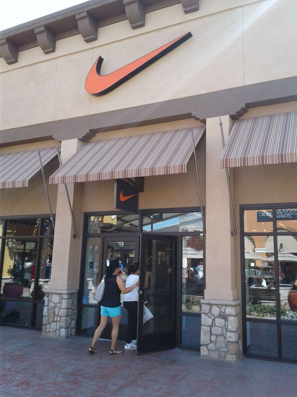 Nike Factory Store | 5701 Outlets at Tejon Pkwy Ste 300, Arvin, CA 93203, USA | Phone: (661) 858-2151