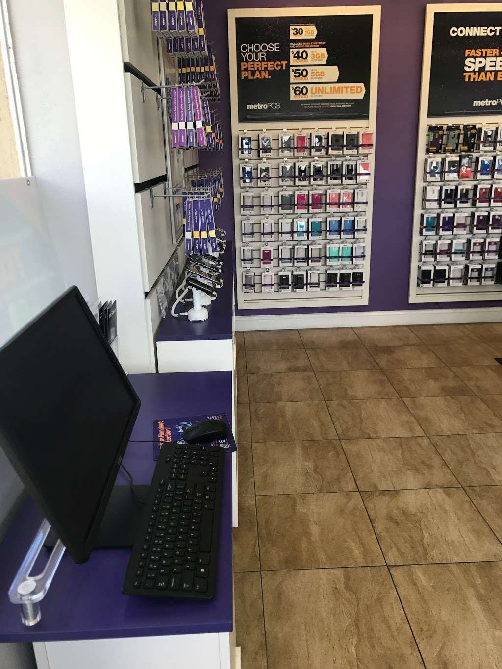 Metro by T-Mobile | 127 Ridgewood Ave, Holly Hill, FL 32117, USA | Phone: (386) 253-4404