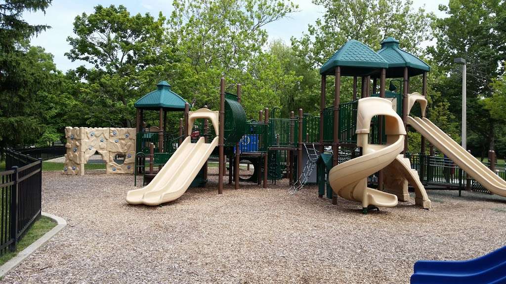 Willow Park | 2600 Greenwood, Glenview, IL 60026, USA | Phone: (847) 724-5670