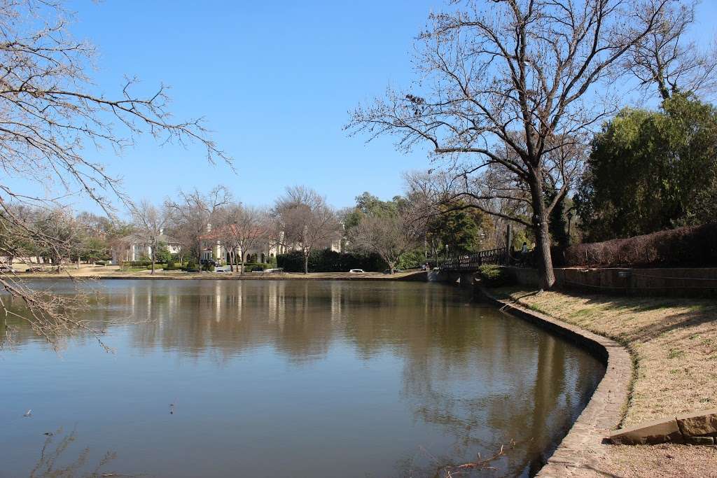 Teddy Bear Statues in Lakeside Park | 4585-4657 Lakeside Dr, Dallas, TX 75205