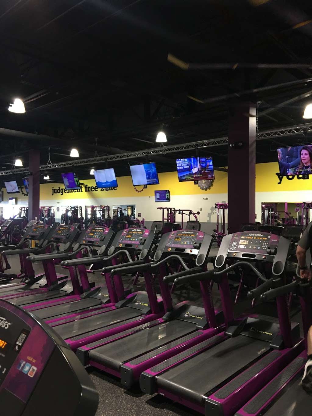 Planet Fitness | 954 N Lake St, Aurora, IL 60506, USA | Phone: (630) 801-1700