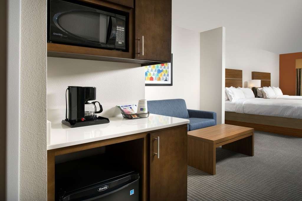 Holiday Inn Express & Suites Bay City | 5618 7th St, Bay City, TX 77414, USA | Phone: (979) 244-3333