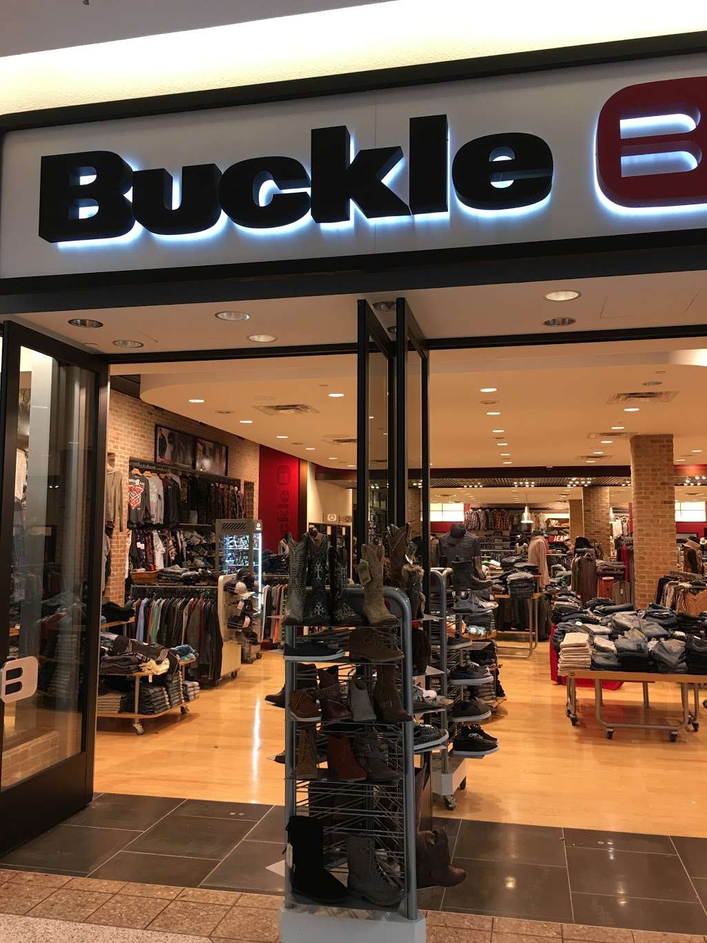 Buckle | 2168 Southlake Mall Ste 528, Merrillville, IN 46410 | Phone: (219) 736-2102