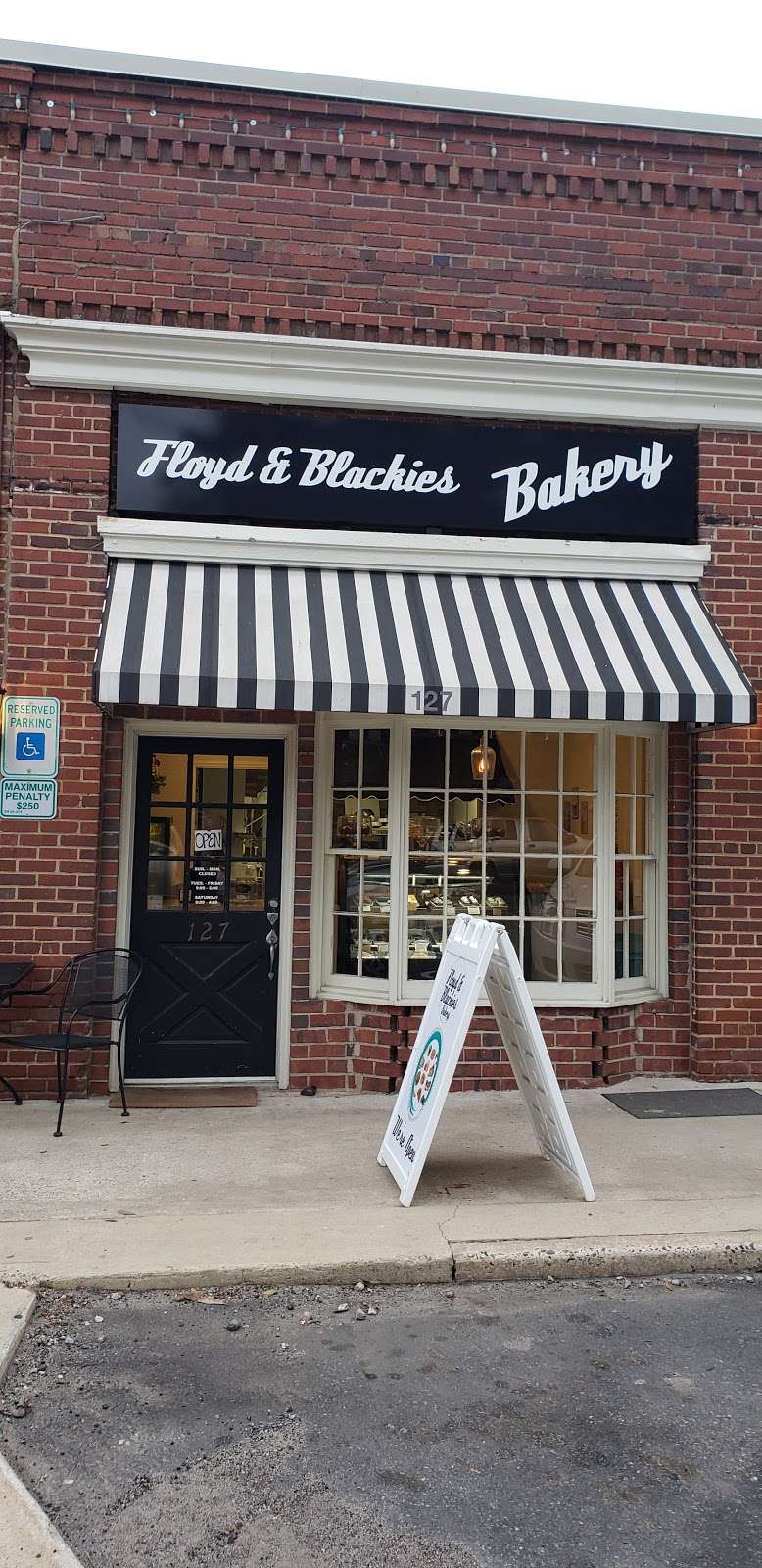 Floyd & Blackies Bakery | 127 Main St, McAdenville, NC 28101, USA | Phone: (704) 879-9490