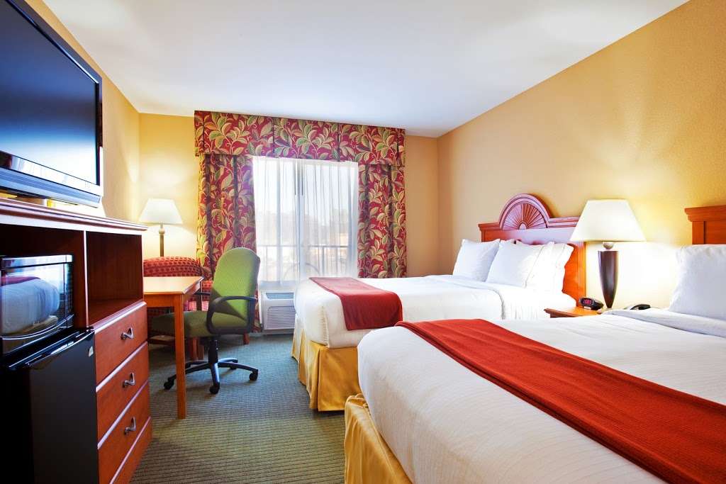 Holiday Inn Express & Suites Lake Zurich-Barrington | 197 S Rand Rd, Lake Zurich, IL 60047, USA | Phone: (847) 726-7500