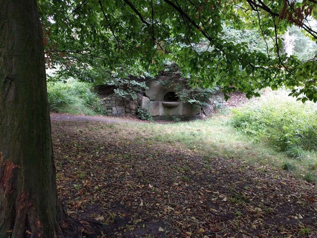 Roman Motherstone Fountain | Lovers Walk, London SE10 8XJ, UK