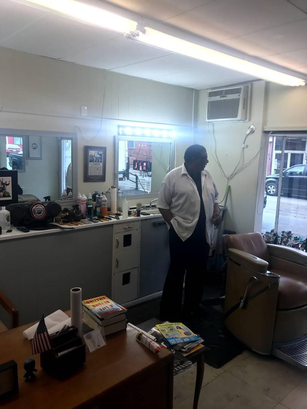 R Js Barber Shop | 707 N Sheppard St, Richmond, VA 23221, USA | Phone: (804) 355-8485