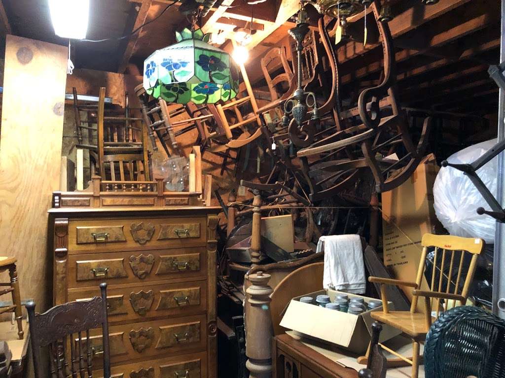 Rickety Robin Antiques | 703 Milwaukee St, Delafield, WI 53018, USA | Phone: (262) 646-8870