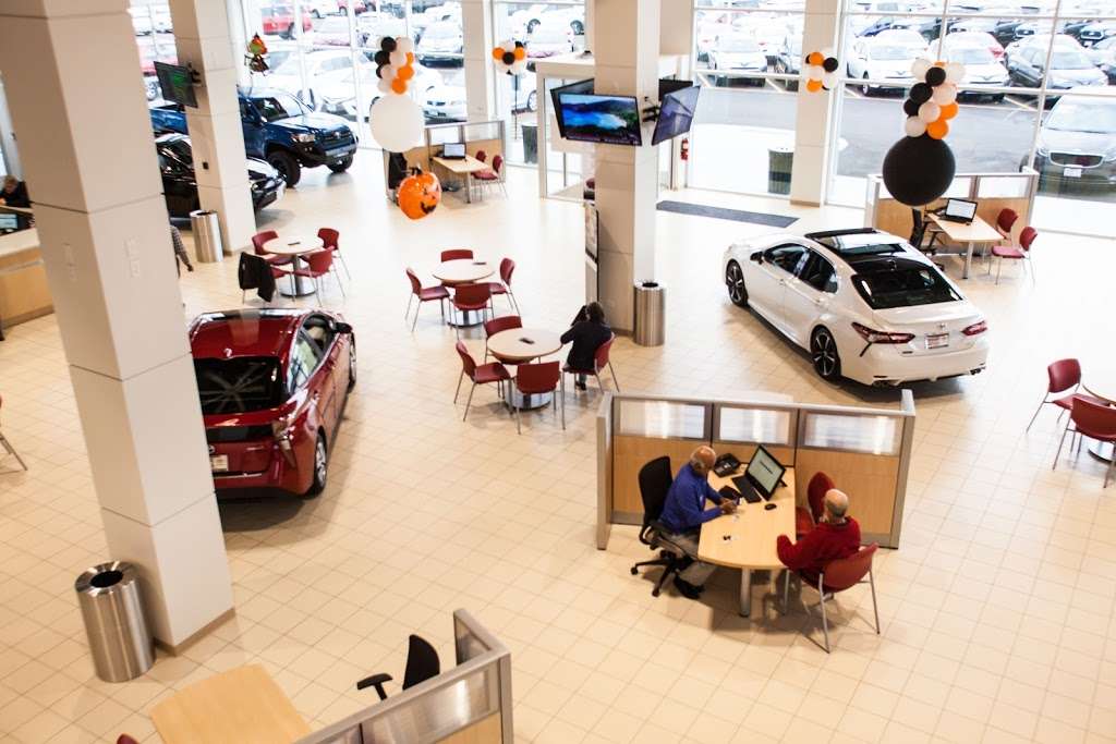 Romeoville Toyota | 684 S Weber Rd, Romeoville, IL 60446 | Phone: (815) 744-2760