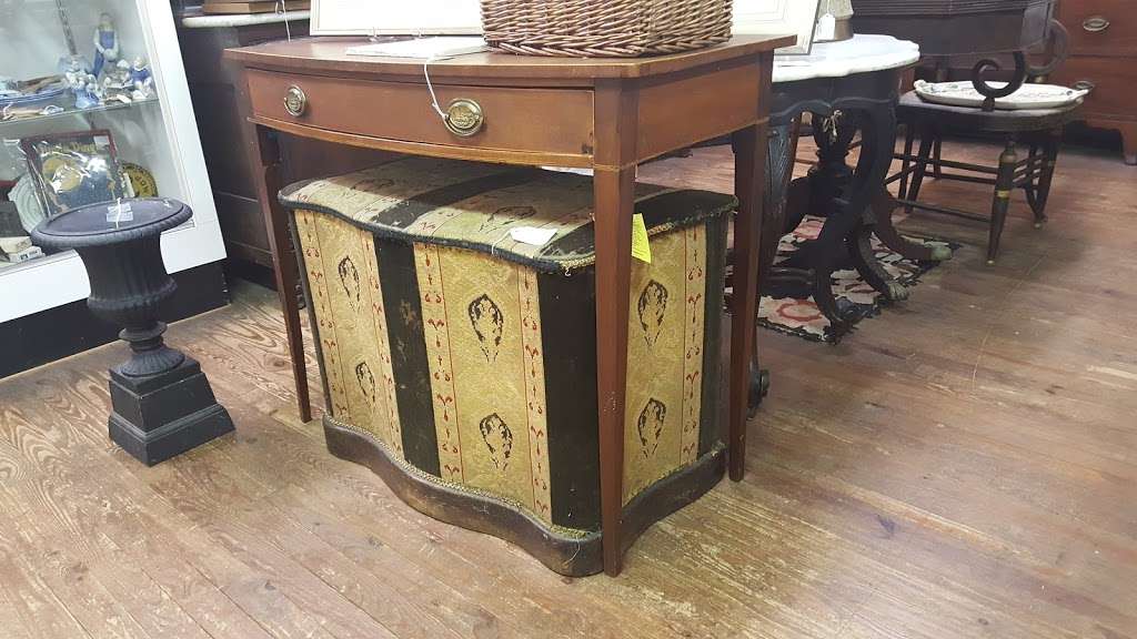 New Oxford Antique Center | 333 Lincoln Way W, New Oxford, PA 17350, USA | Phone: (717) 624-7787