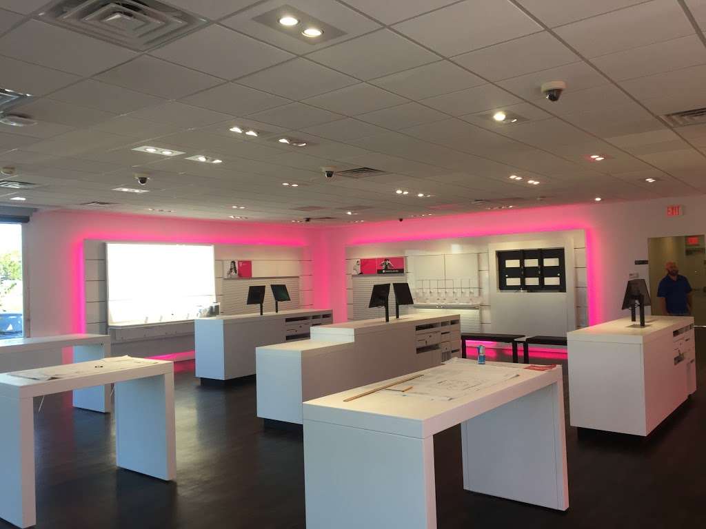 T-Mobile | 11825 E 40 Hwy Ste 1, Independence, MO 64055 | Phone: (816) 737-9526