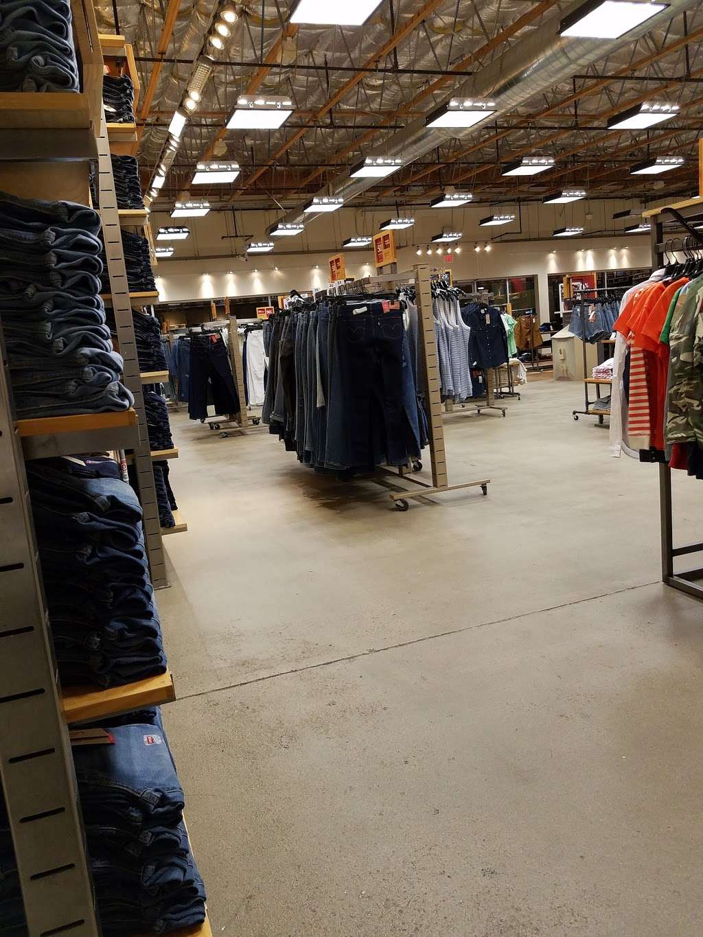 Levis Outlet Store at The Outlets at Lake Elsinore | 17600 Collier Ave, Lake Elsinore, CA 92530 | Phone: (951) 674-2694