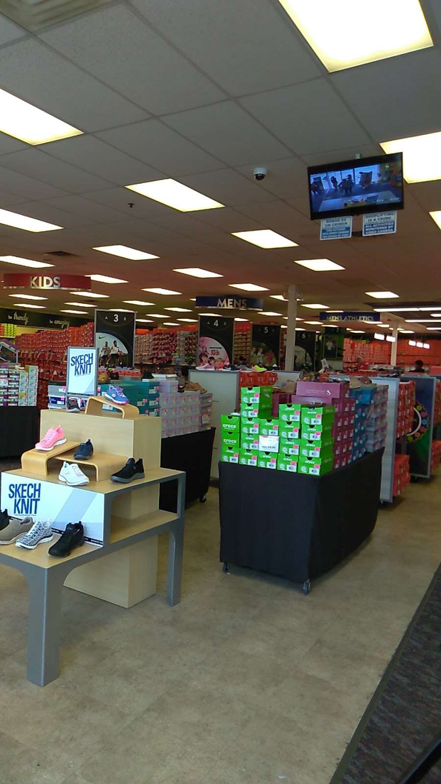 Shoe Carnival | 10609 E Washington St, Indianapolis, IN 46229 | Phone: (317) 890-9520