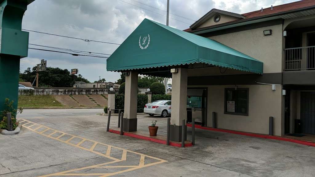 Luxury Inn | 2626 North Fwy, Houston, TX 77009, USA | Phone: (713) 697-5800