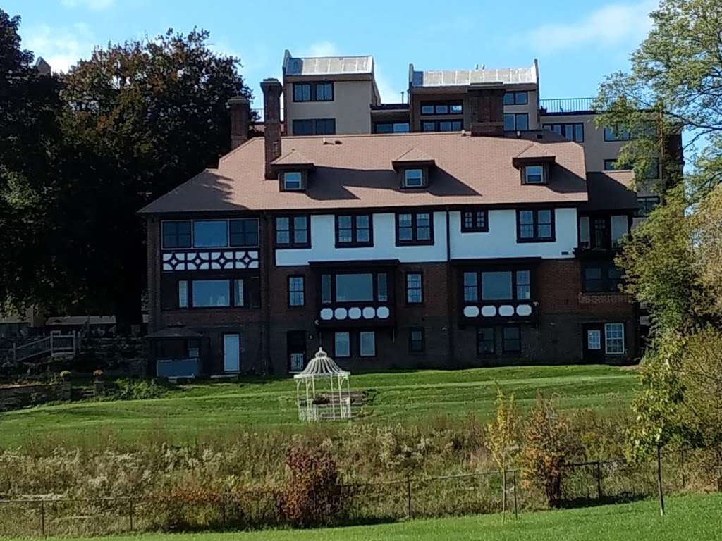 Lochnaiar Inn | 1121 Lake Ave, Racine, WI 53403, USA | Phone: (262) 633-3300