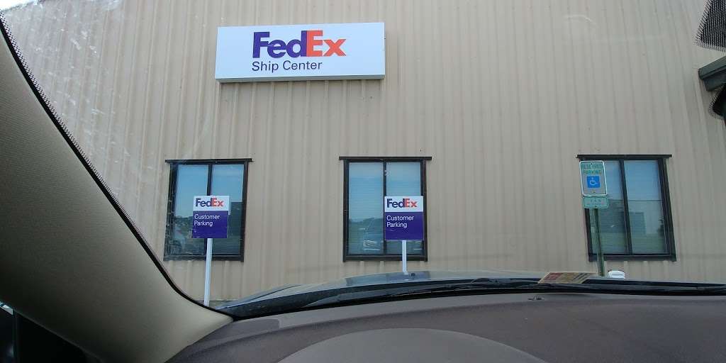 FedEx Ship Center | 211 Victory Rd, Winchester, VA 22602, USA | Phone: (800) 463-3339