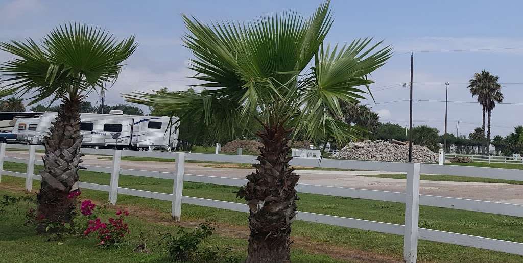 Green Caye RV Park | 2400 Green River Ln, Dickinson, TX 77539 | Phone: (281) 249-9330