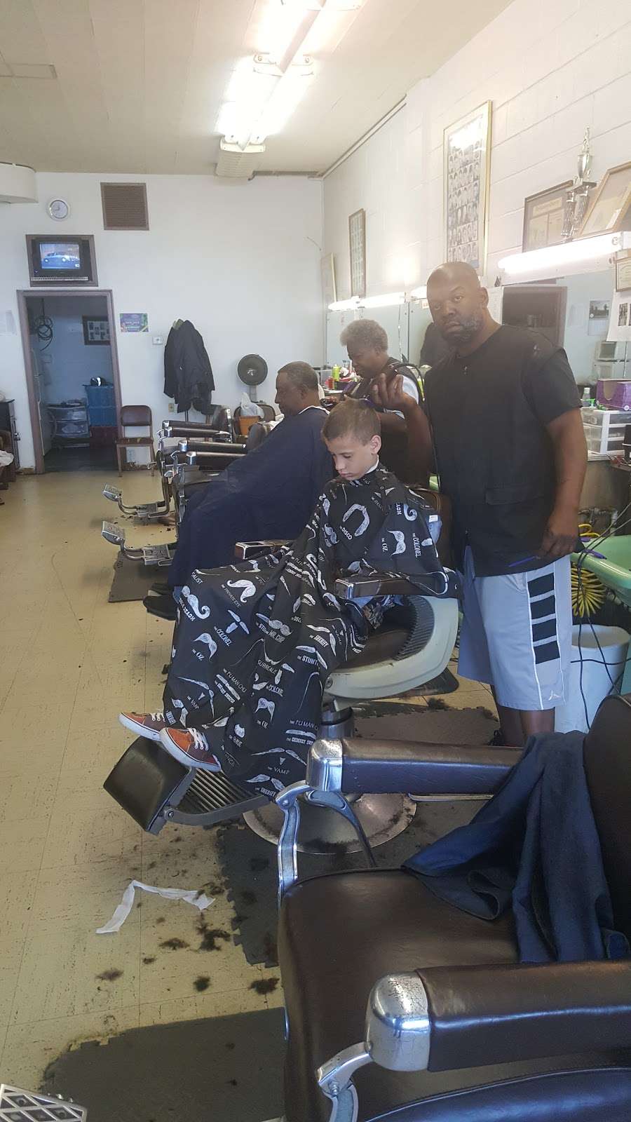 MOBLEY COMMUNITY BARBERSHOP | 2036 N Graham St, Charlotte, NC 28206, USA | Phone: (980) 209-1075
