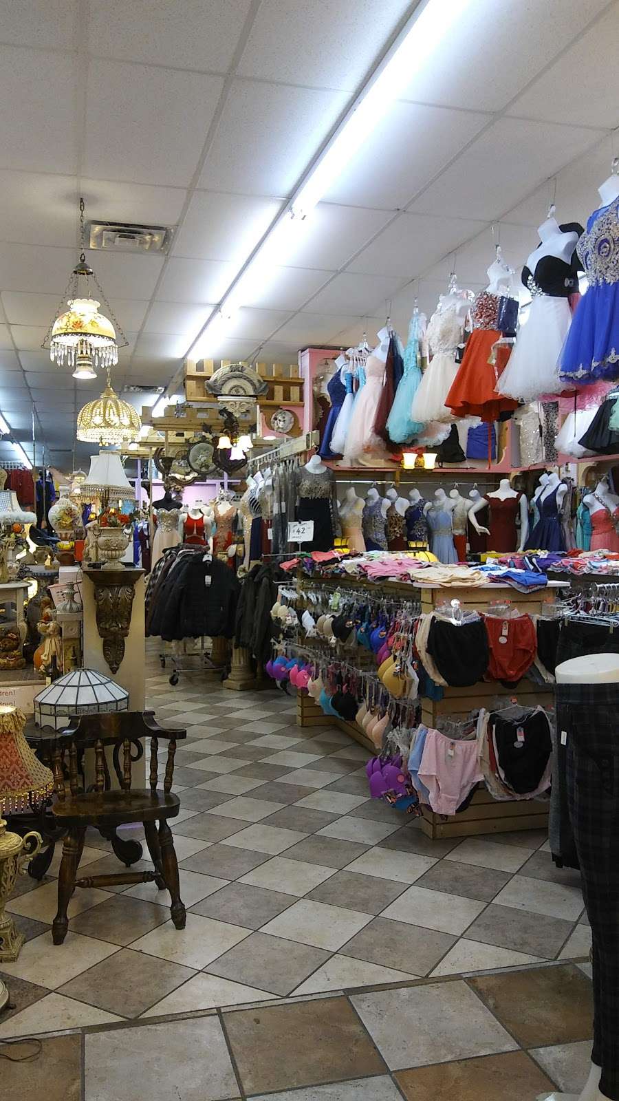 L.A. Fashion Mart | 4040 W Belmont Ave, Chicago, IL 60641, USA | Phone: (773) 286-1182