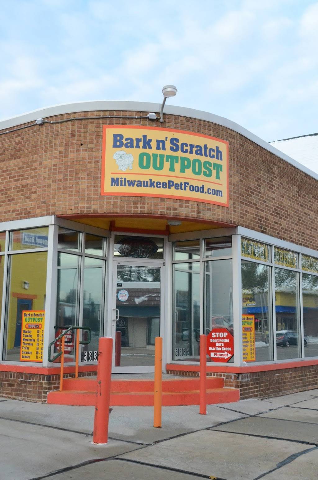 Bark N Scratch Outpost | 5835 W Bluemound Rd, Milwaukee, WI 53213, USA | Phone: (414) 444-4110