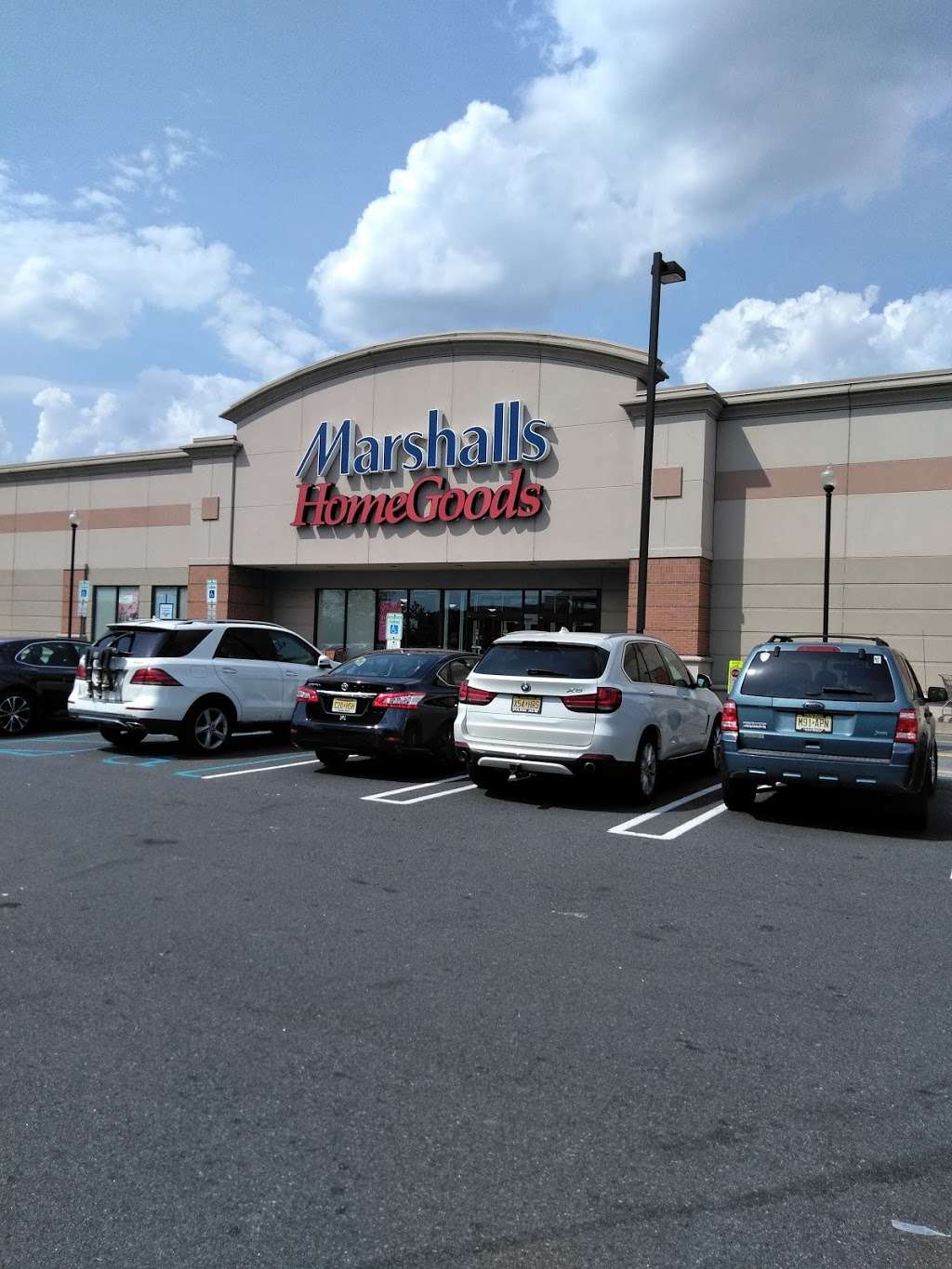 Marshalls & HomeGoods | 400 Mill Creek Dr, Secaucus, NJ 07094, USA | Phone: (201) 864-4832