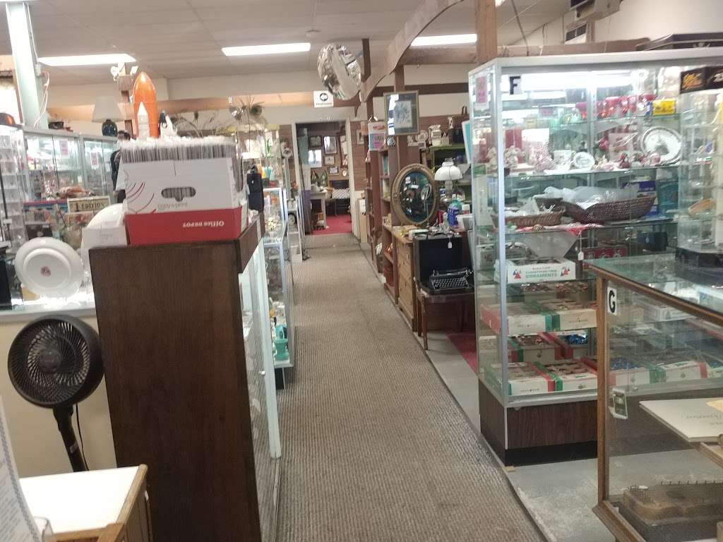 Quaker Antique Mall | 70 Tollgate Rd, Quakertown, PA 18951, USA | Phone: (215) 538-9445