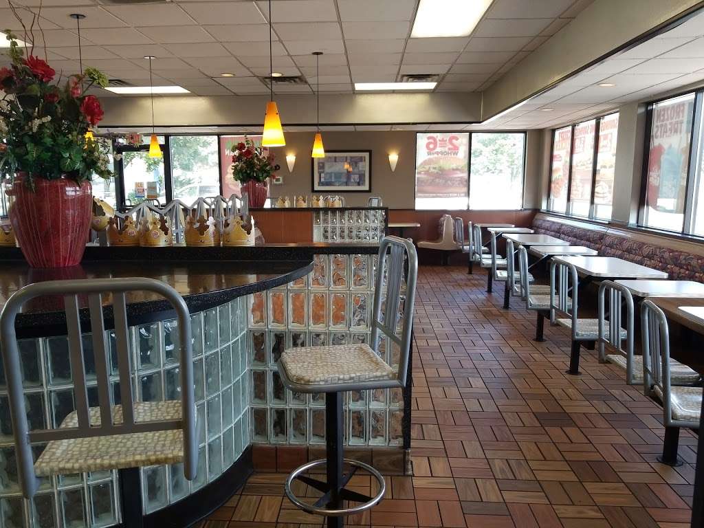 Burger King | 425 W Dundee Rd, Wheeling, IL 60090, USA | Phone: (847) 537-5540