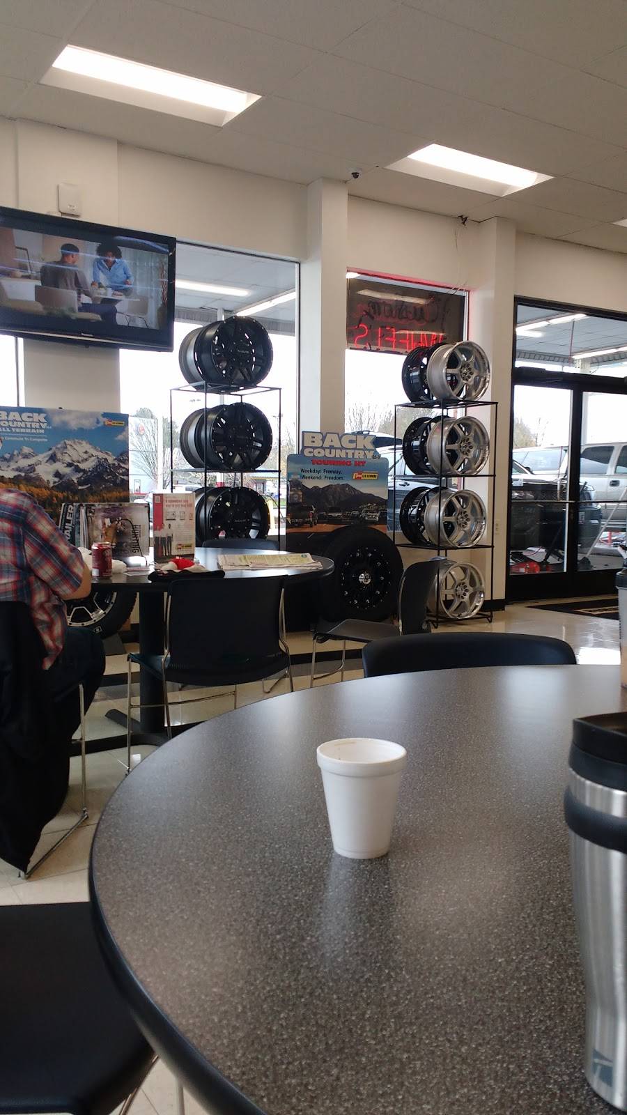 Les Schwab Tire Center | 1625 Beavercreek Rd, Oregon City, OR 97045, USA | Phone: (503) 657-1235