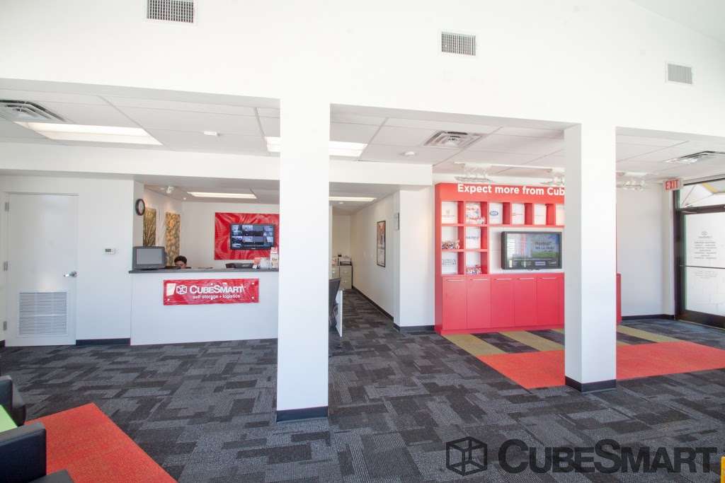 CubeSmart Self Storage | 7825 Katy Fwy, Houston, TX 77024, USA | Phone: (713) 682-1716