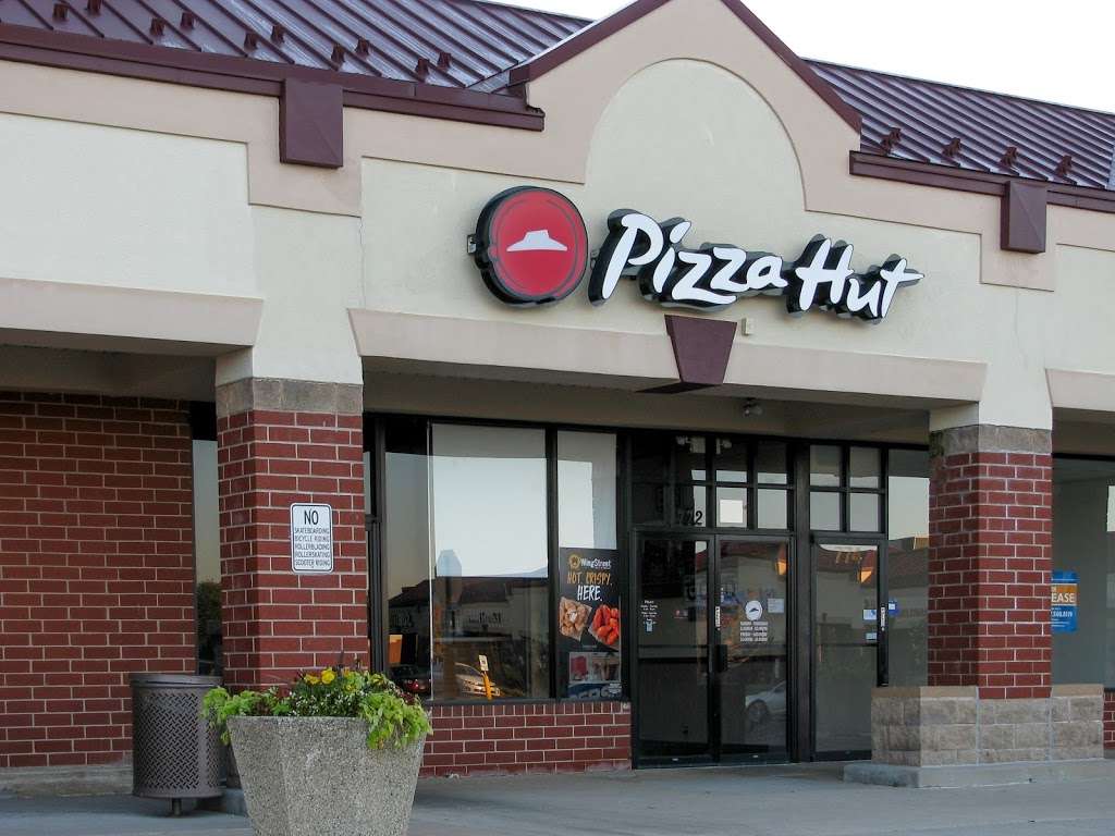 Pizza Hut | 772 W Army Trail Rd B1, Carol Stream, IL 60188, USA | Phone: (630) 837-7757