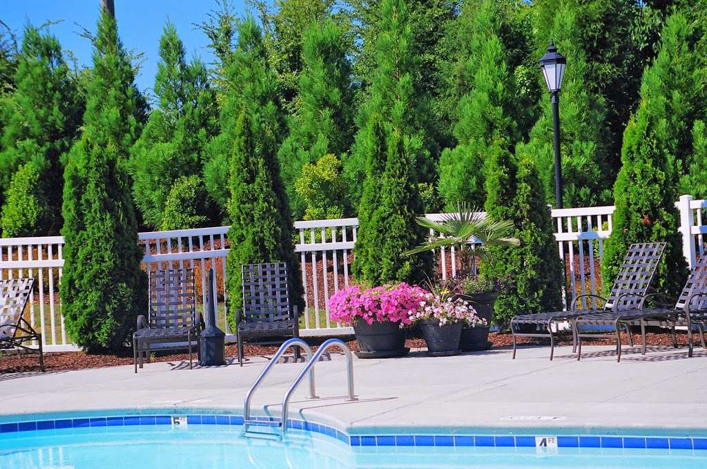 Halton Park Apartments in 17701 Halton Park Dr, Charlotte, NC 28262, USA