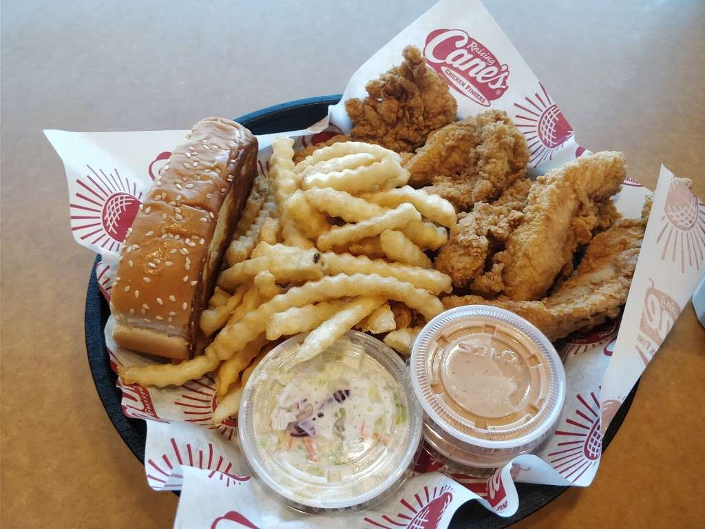 Raising Canes Chicken Fingers | 6645 S Parker Rd, Centennial, CO 80016, USA | Phone: (303) 693-1289