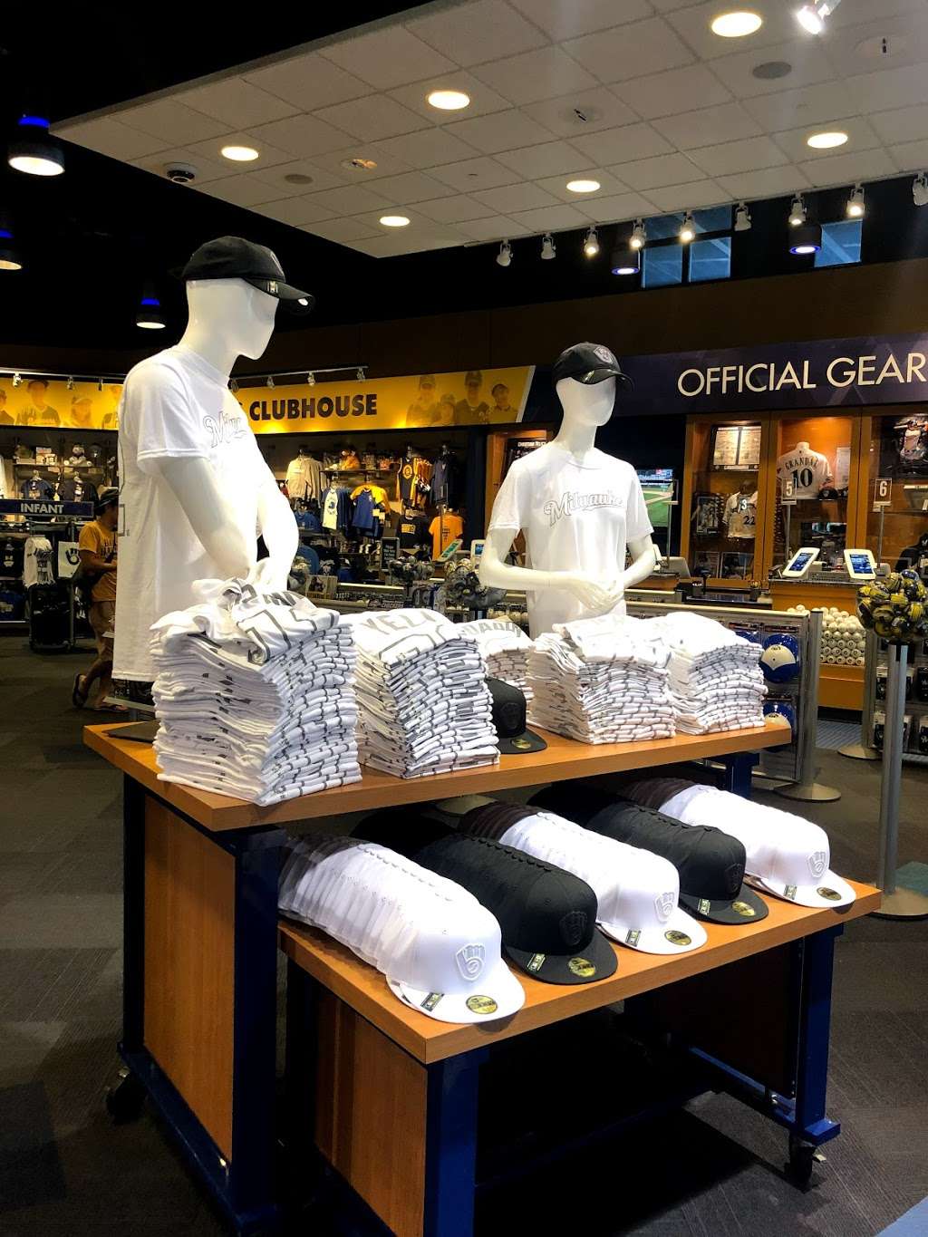 Brewers Team Store | Field Level | 1 Brewers Way, Milwaukee, WI 53214, USA | Phone: (414) 902-4750