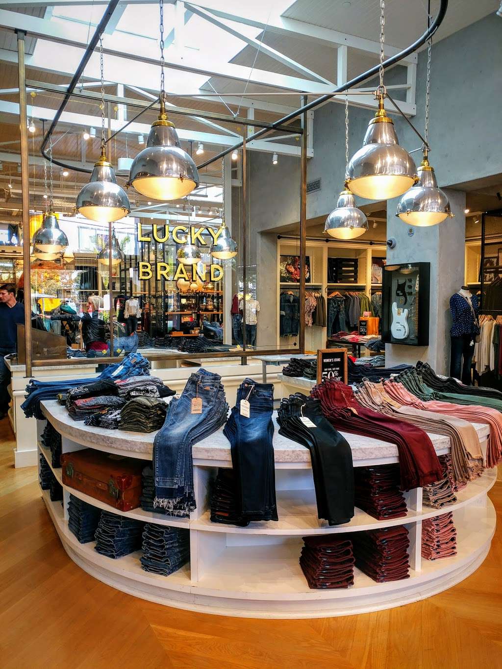 Lucky Brand | 850 S Sepulveda Blvd Space C-114, El Segundo, CA 90245, USA | Phone: (310) 322-2409