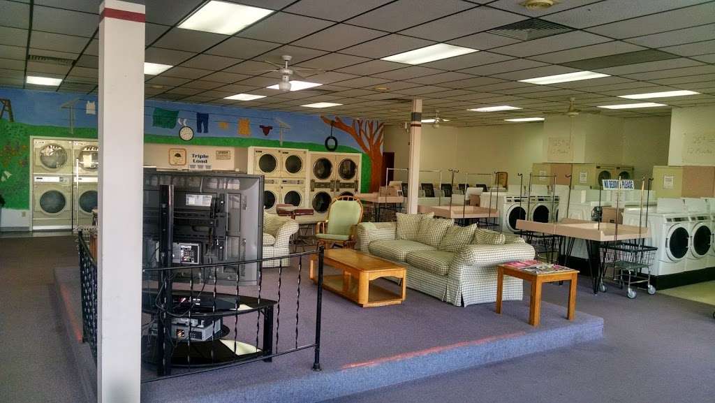 Laundry Lounge | 818 W Lincoln Hwy, DeKalb, IL 60115, USA | Phone: (815) 758-4664