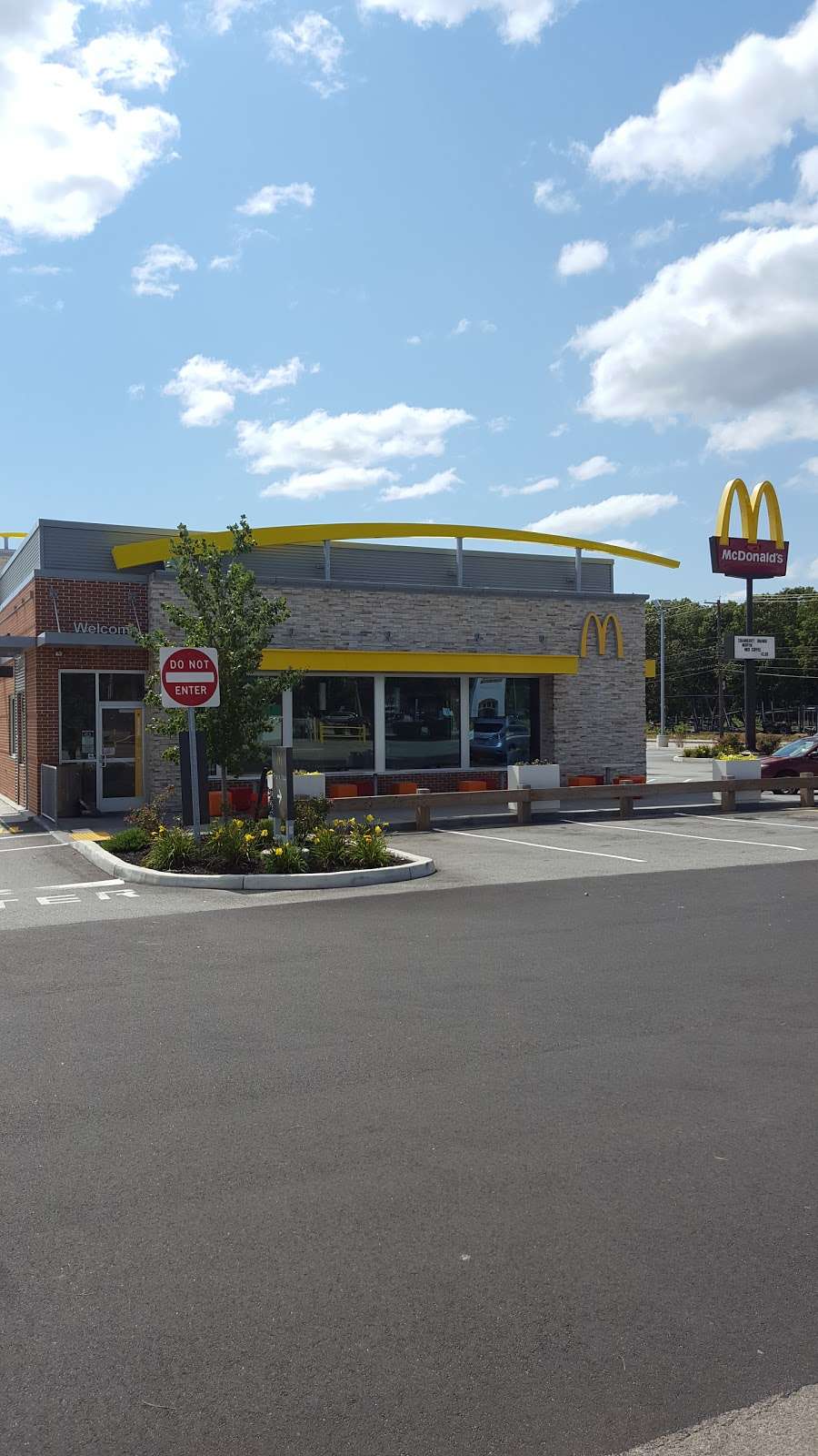 McDonalds | 72 Newport Ave, Rumford, RI 02916, USA | Phone: (401) 434-8372