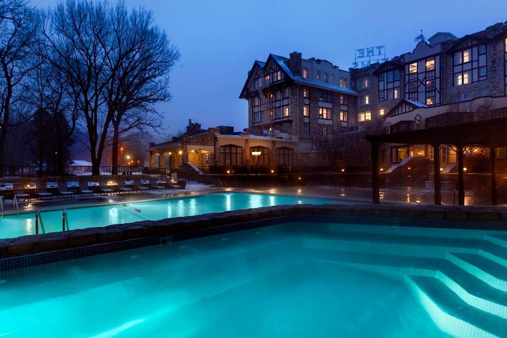The Elms Hotel & Spa | 2694, 401 Regent St, Excelsior Springs, MO 64024, USA | Phone: (816) 630-5500