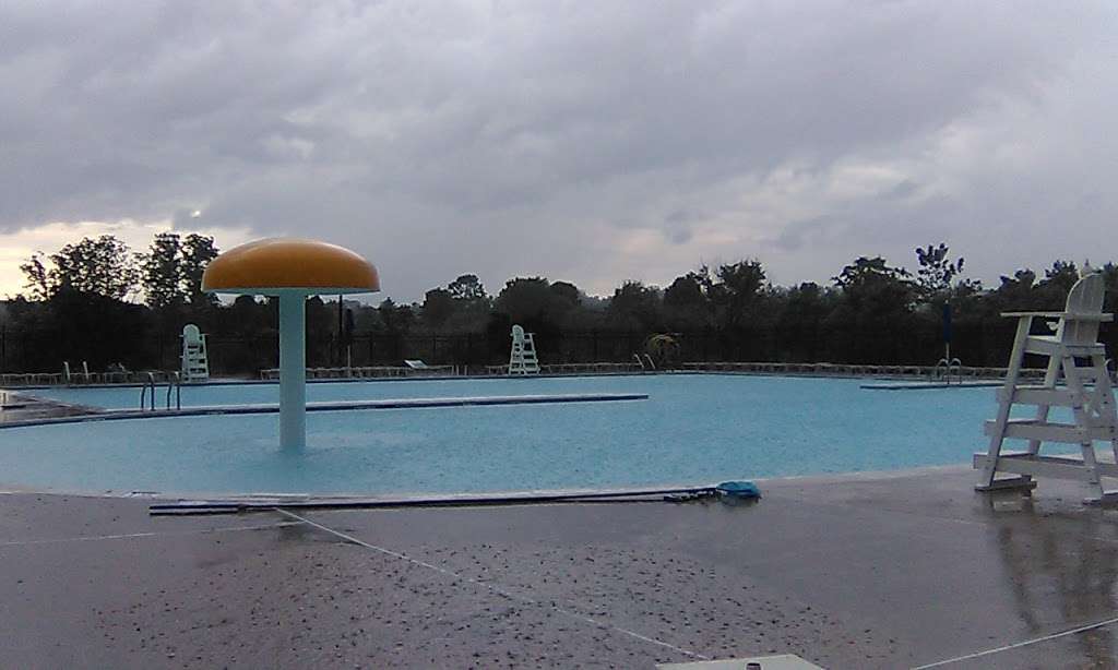 Hyland Hills Swimming Pool & Splash Park | 43450 Parish St, Chantilly, VA 20152, USA | Phone: (703) 327-5772